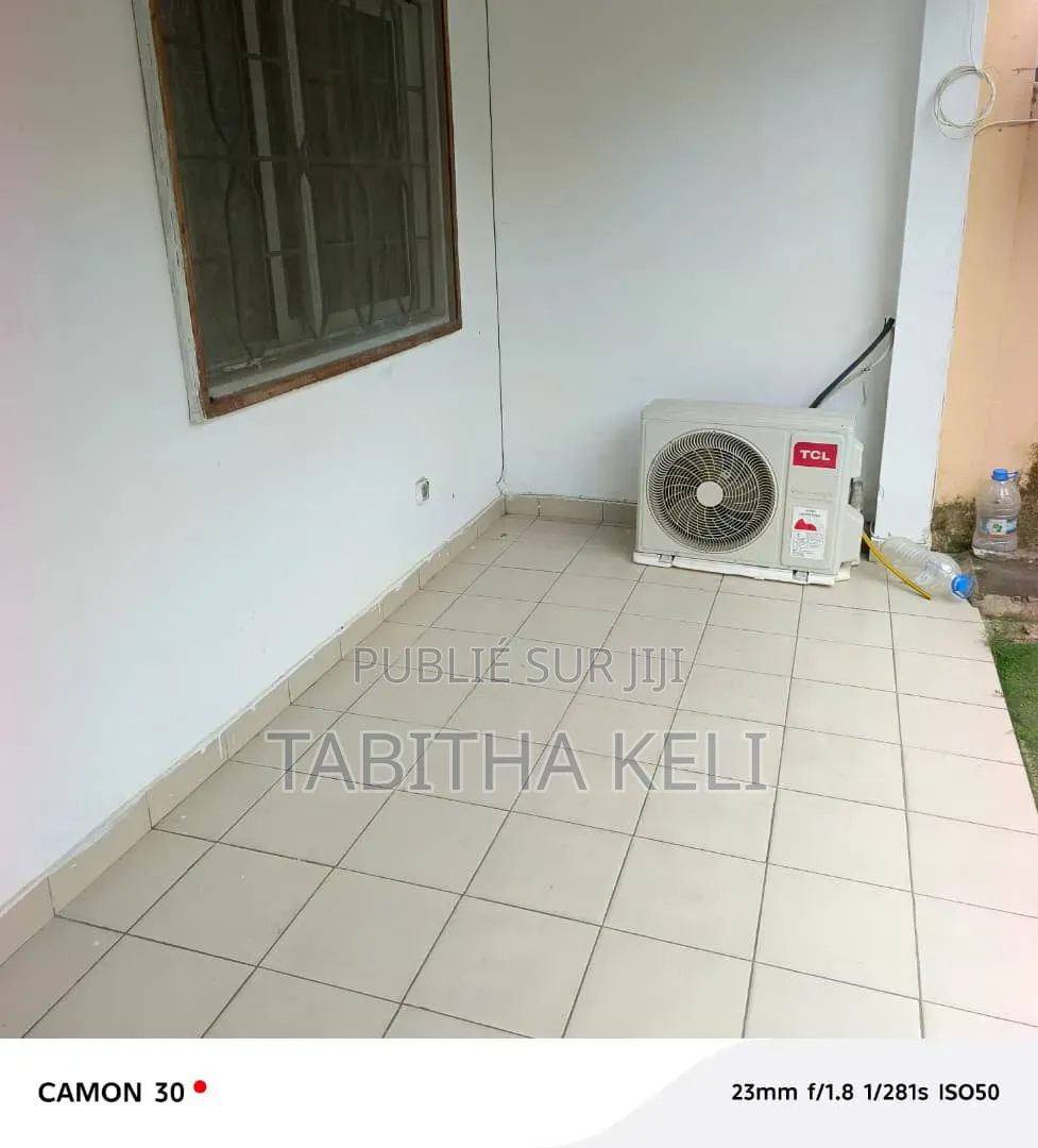 3chbre Appartement dans Francis Gweh, Cocody à Louer