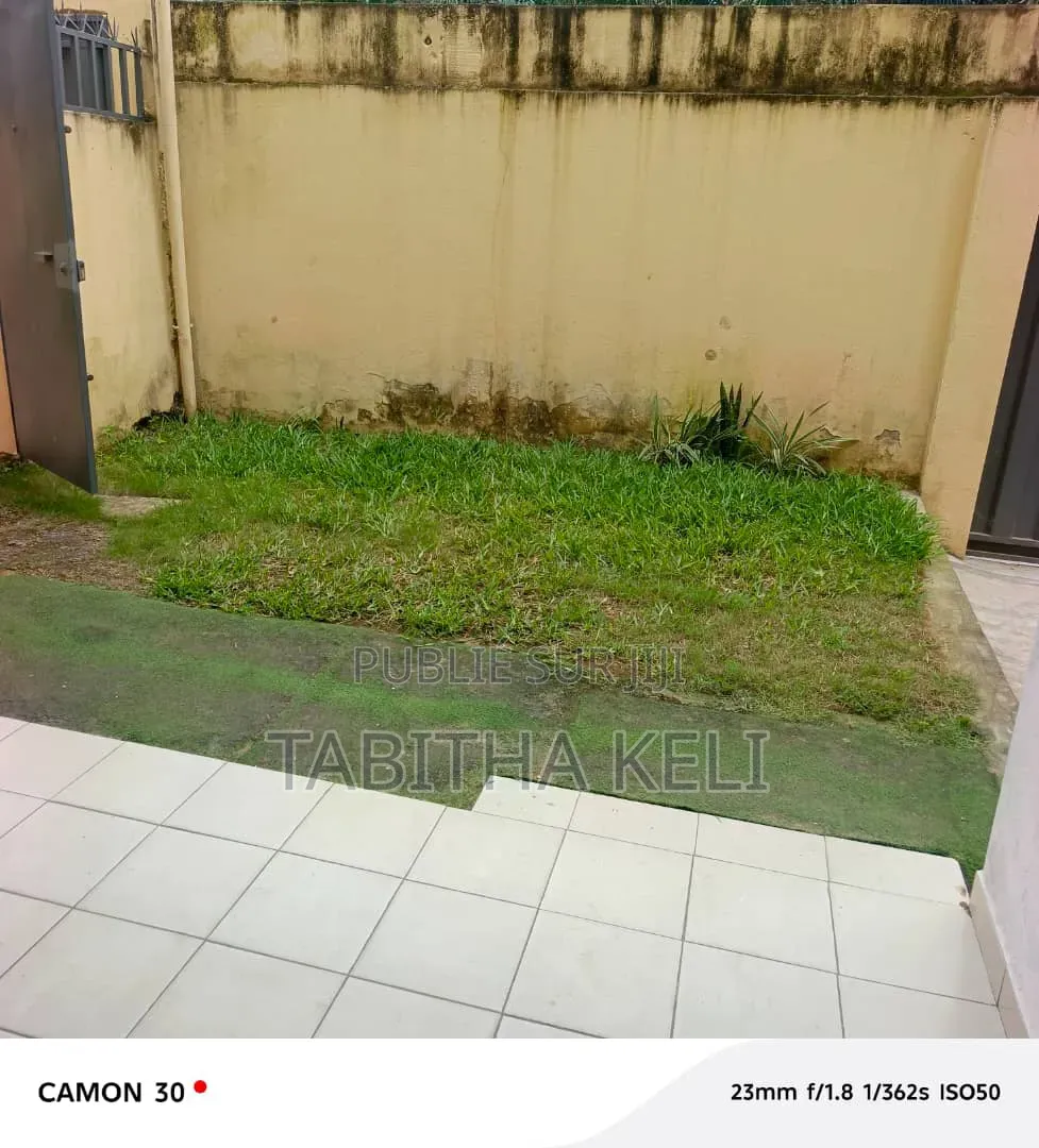 3chbre Appartement dans Francis Gweh, Cocody à Louer