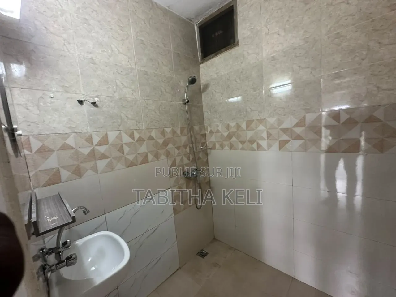 4chbre Appartement dans Francis Gweh, Cocody à Louer