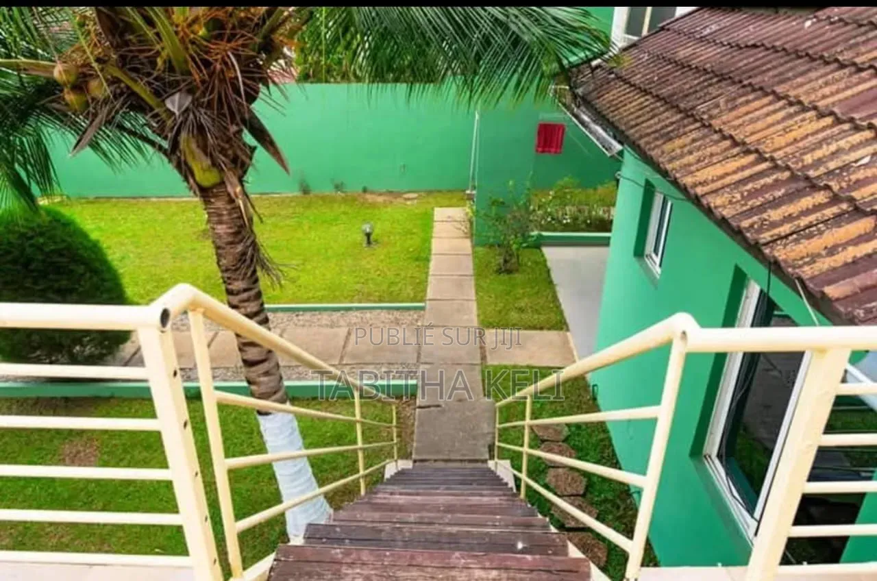 5chbre Duplex dans Francis Gweh, Cocody à Louer