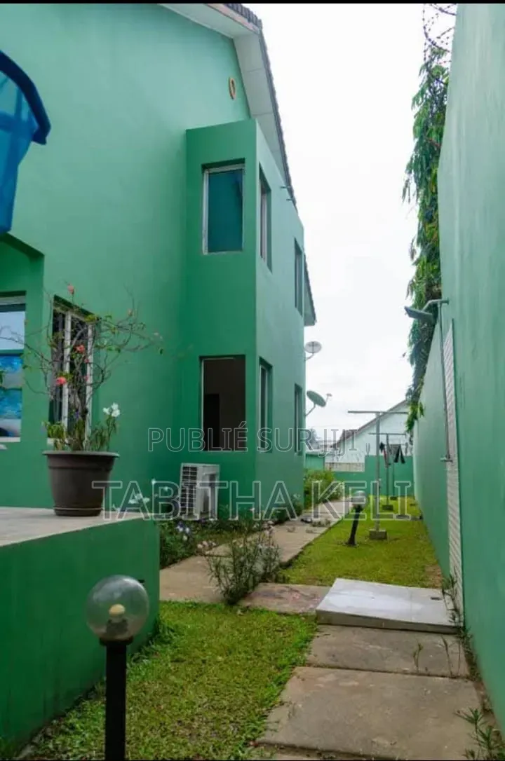 5chbre Duplex dans Francis Gweh, Cocody à Louer