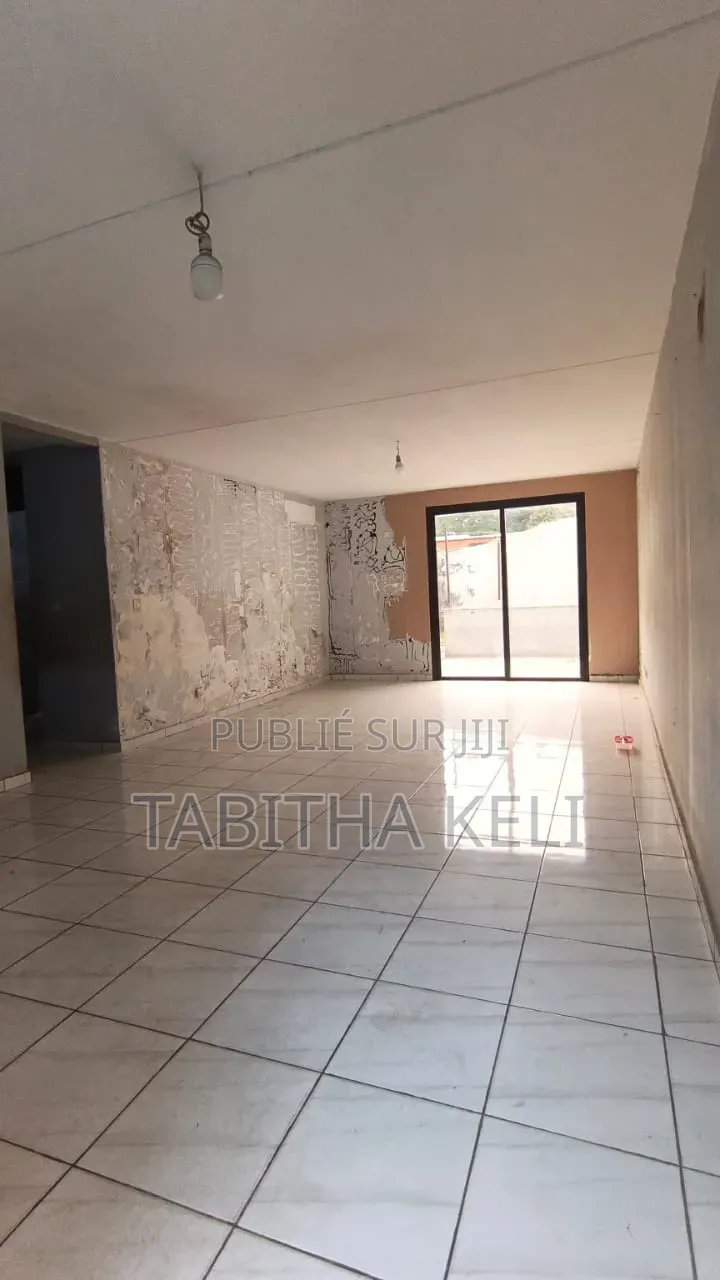 4chbre Duplex dans Francis Gweh, Cocody à Louer