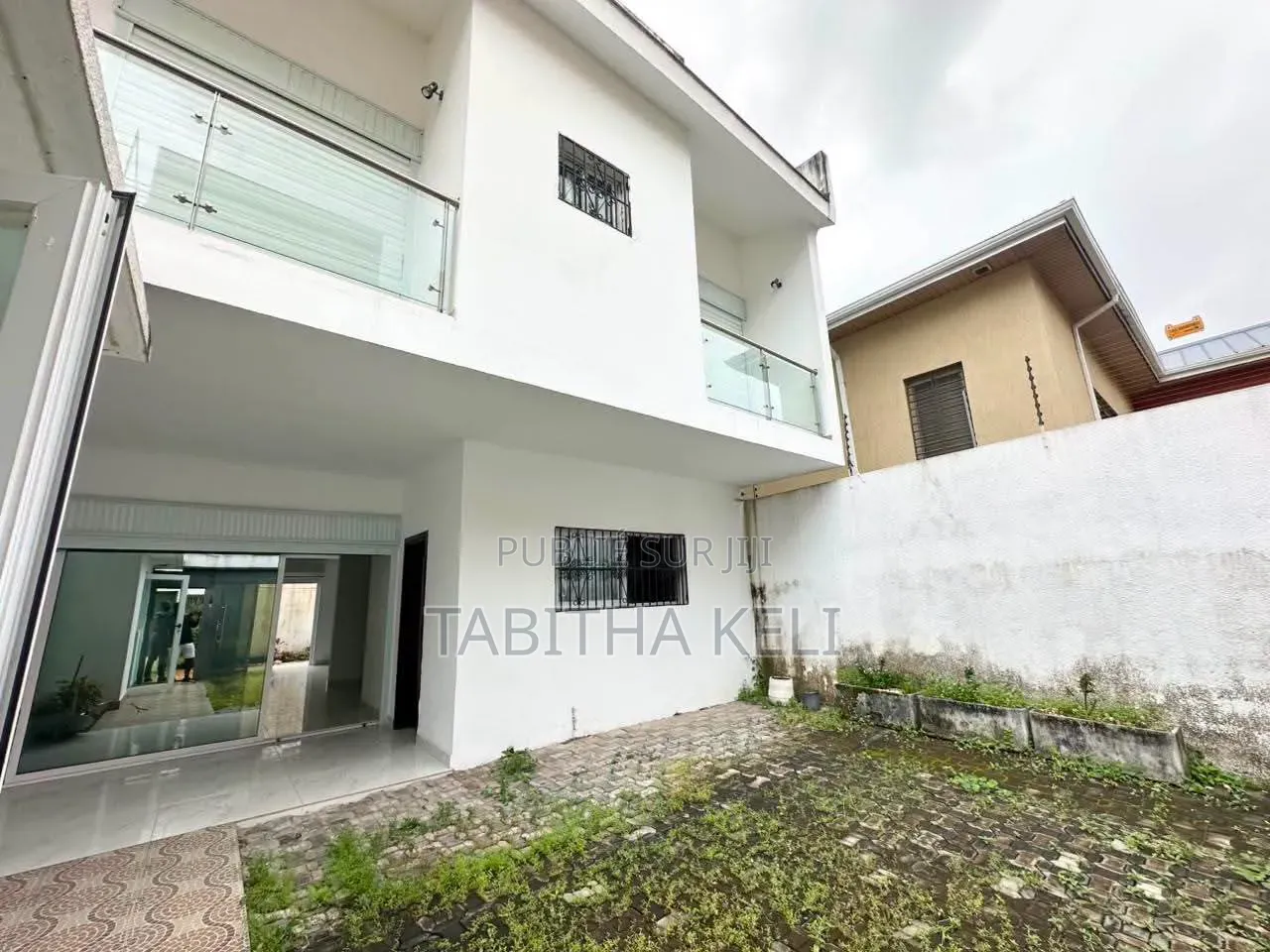 3chbre Duplex dans Francis Gweh, Cocody à Louer