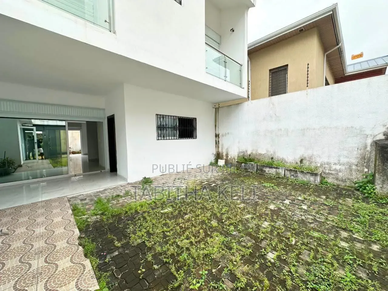 3chbre Duplex dans Francis Gweh, Cocody à Louer