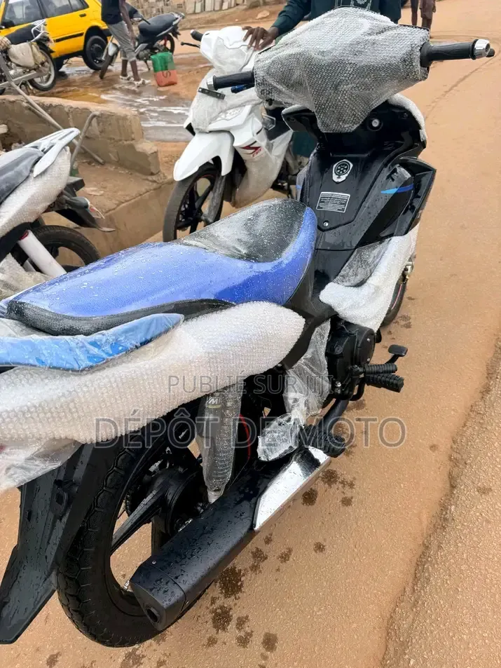 Nouveau TVS Rockz 125 2025 Bleu