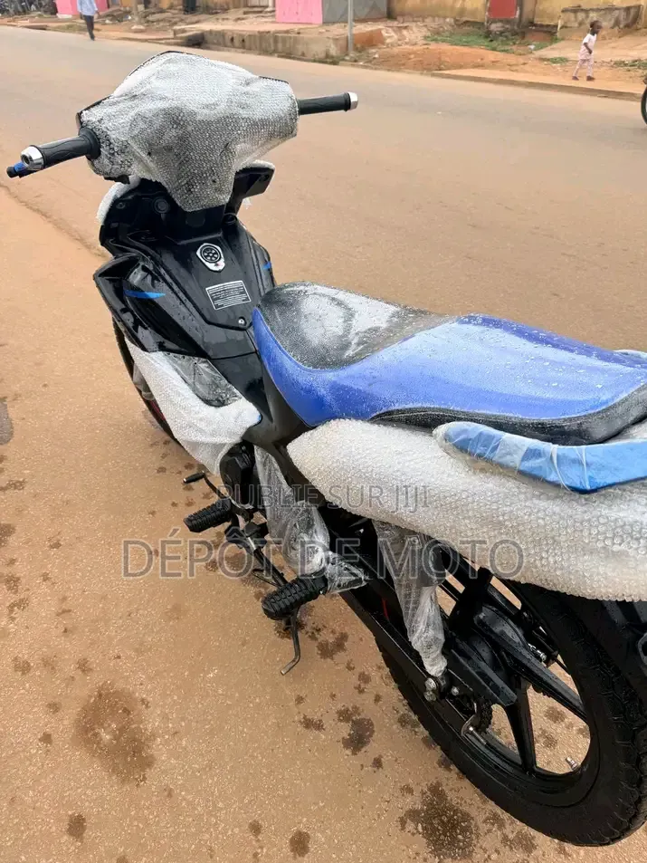Nouveau TVS Rockz 125 2025 Bleu
