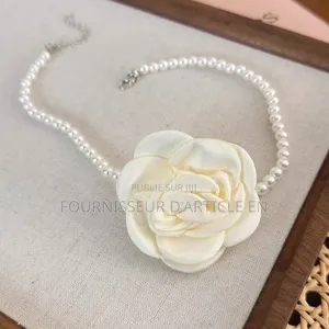 Un Collier À Motif De Roses
