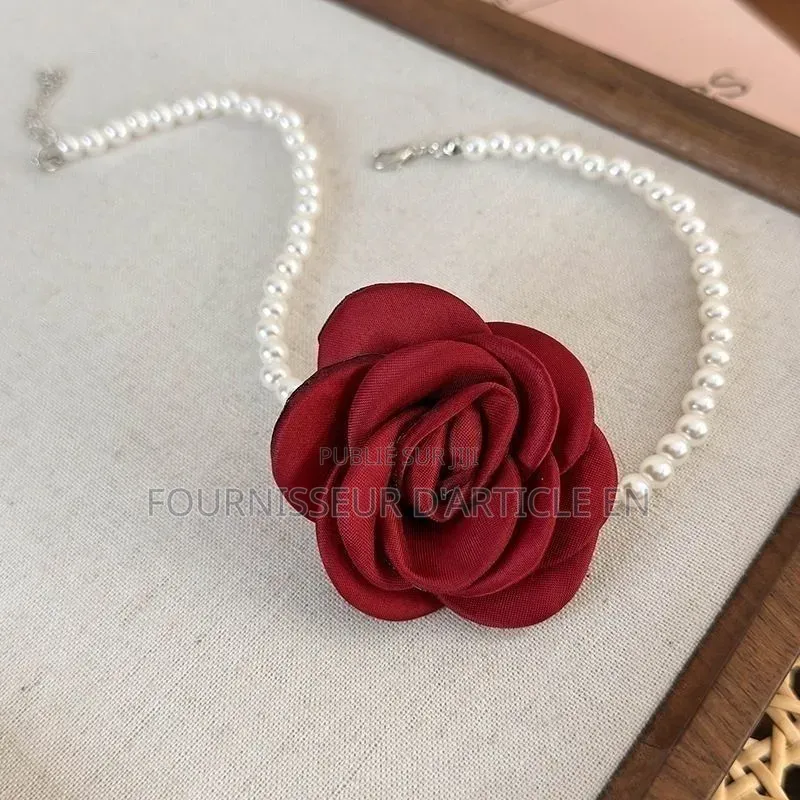 Un Collier À Motif De Roses