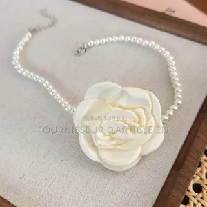 Un Collier À Motif De Roses