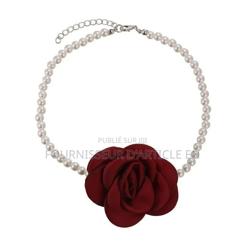 Un Collier À Motif De Roses