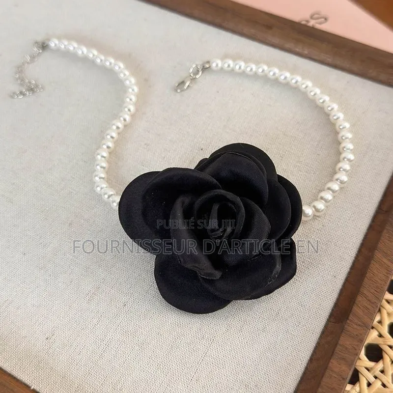Un Collier À Motif De Roses
