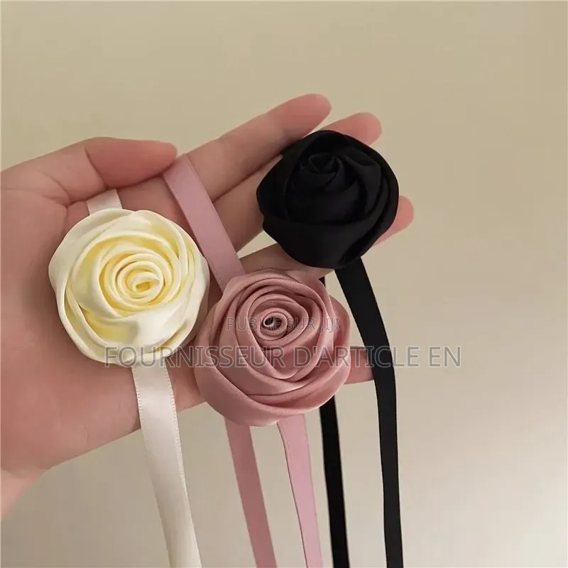Un Collier À Motif De Roses