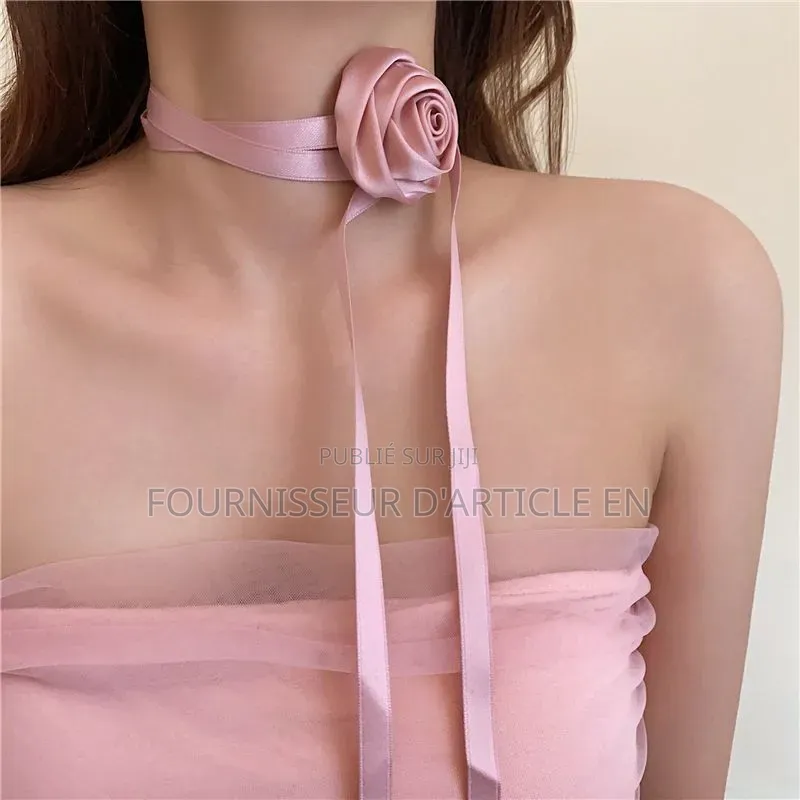 Un Collier À Motif De Roses