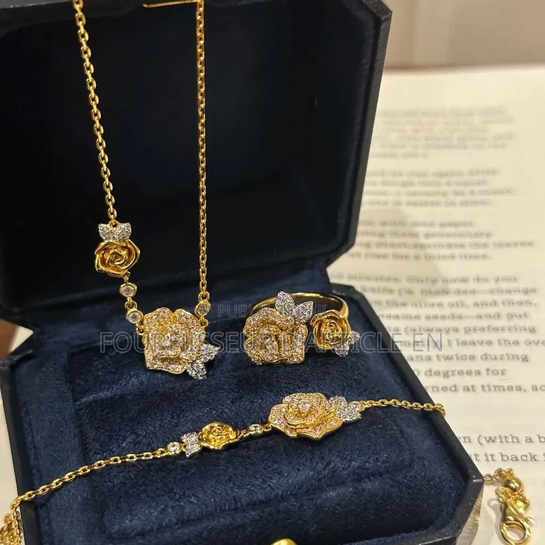 Collier, Bracelet Et Bague Sur Le Thème De La Rose,