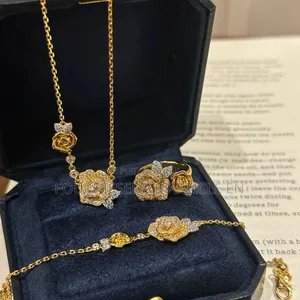 Collier, Bracelet Et Bague Sur Le Thème De La Rose,