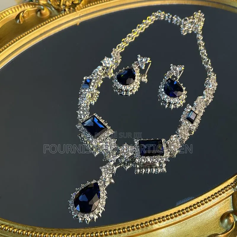 Ensemble Collier Et Boucles d'Oreilles Sertis De Strass