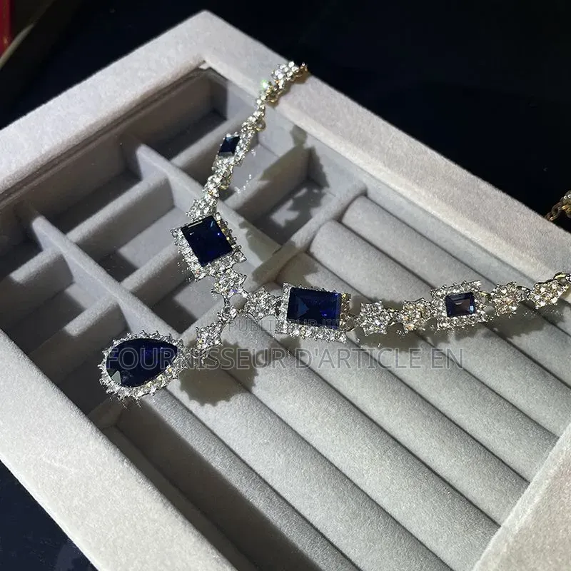 Ensemble Collier Et Boucles d'Oreilles Sertis De Strass
