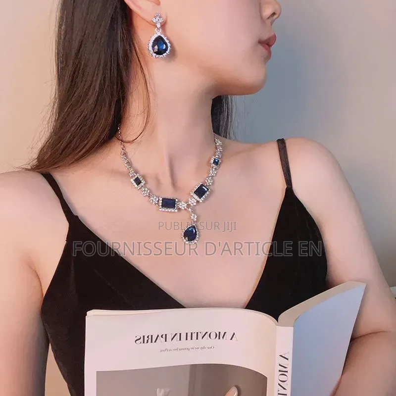 Ensemble Collier Et Boucles d'Oreilles Sertis De Strass