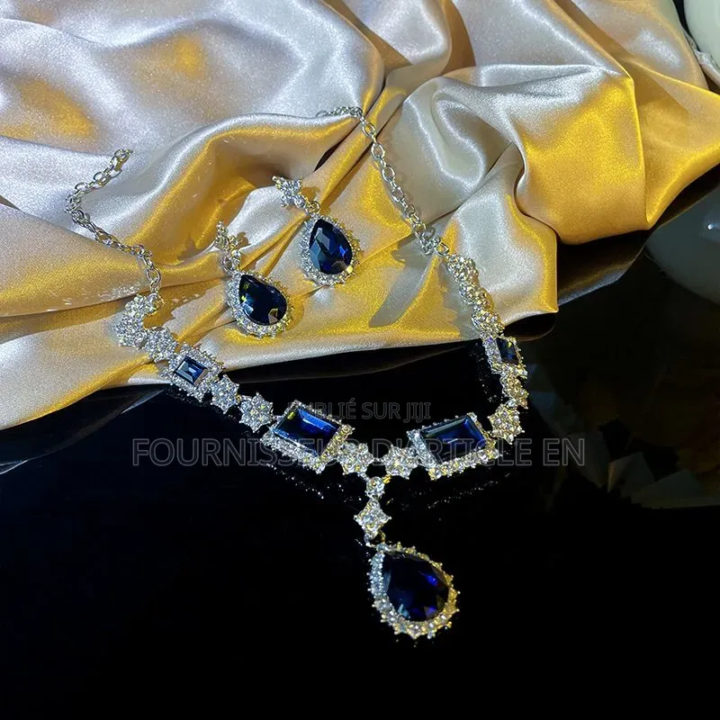 Ensemble Collier Et Boucles d'Oreilles Sertis De Strass