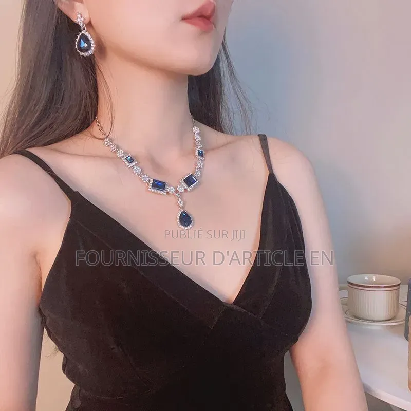Ensemble Collier Et Boucles d'Oreilles Sertis De Strass