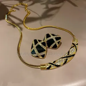 Collier Ras-De-Cou, Forme Arquée, Strass Et Motifs en Résine Émaillée.
