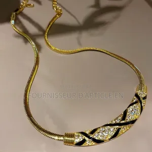 Collier Ras-De-Cou, Forme Arquée, Strass Et Motifs en Résine Émaillée.