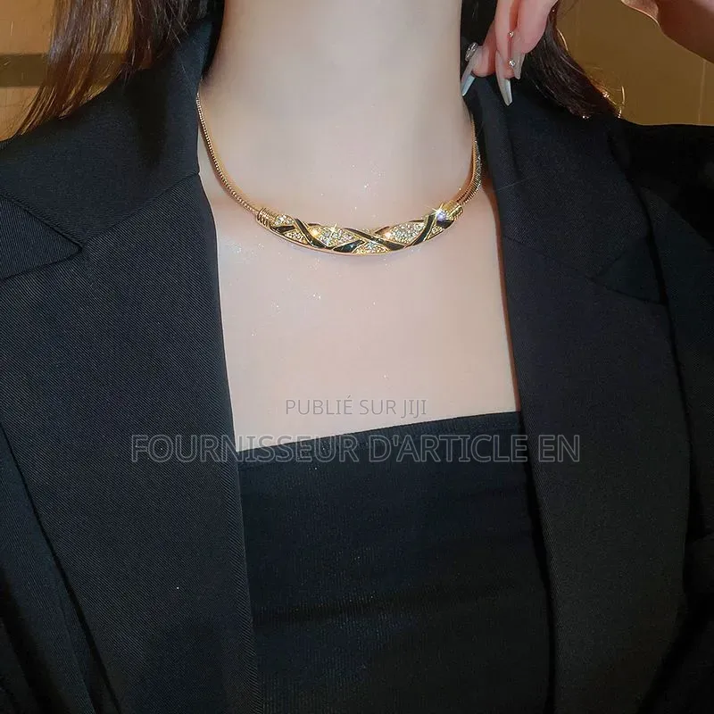 Collier Ras-De-Cou, Forme Arquée, Strass Et Motifs en Résine Émaillée.