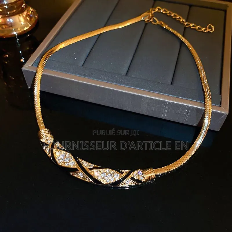 Collier Ras-De-Cou, Forme Arquée, Strass Et Motifs en Résine Émaillée.