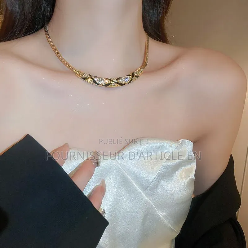 Collier Ras-De-Cou, Forme Arquée, Strass Et Motifs en Résine Émaillée.