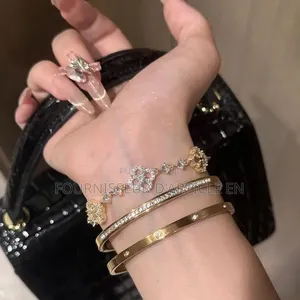 Bracelet À Fermeture Coulissante, Style Romantique Et Féminin.