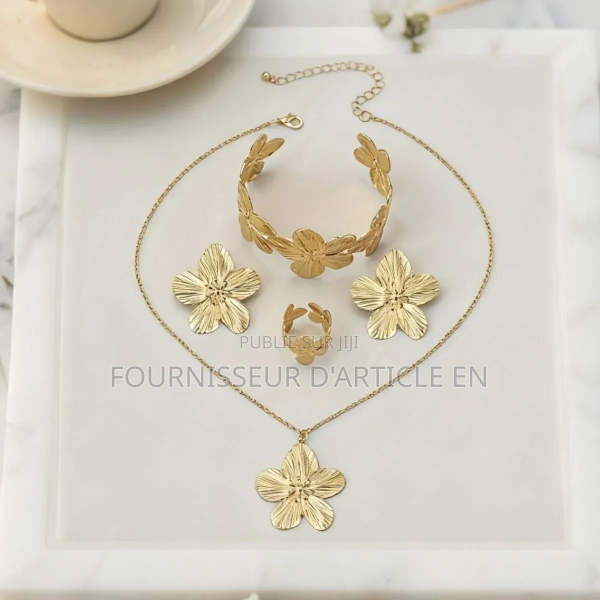 Ensemble De 5 Pièces — Bijoux Fantaisie Sur Le Thème Des Fleurs