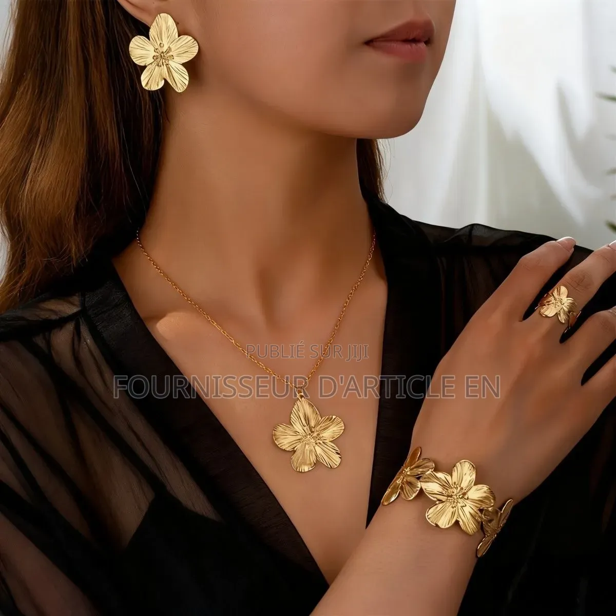 Ensemble De 5 Pièces — Bijoux Fantaisie Sur Le Thème Des Fleurs