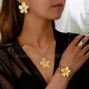 Ensemble De 5 Pièces — Bijoux Fantaisie Sur Le Thème Des Fleurs