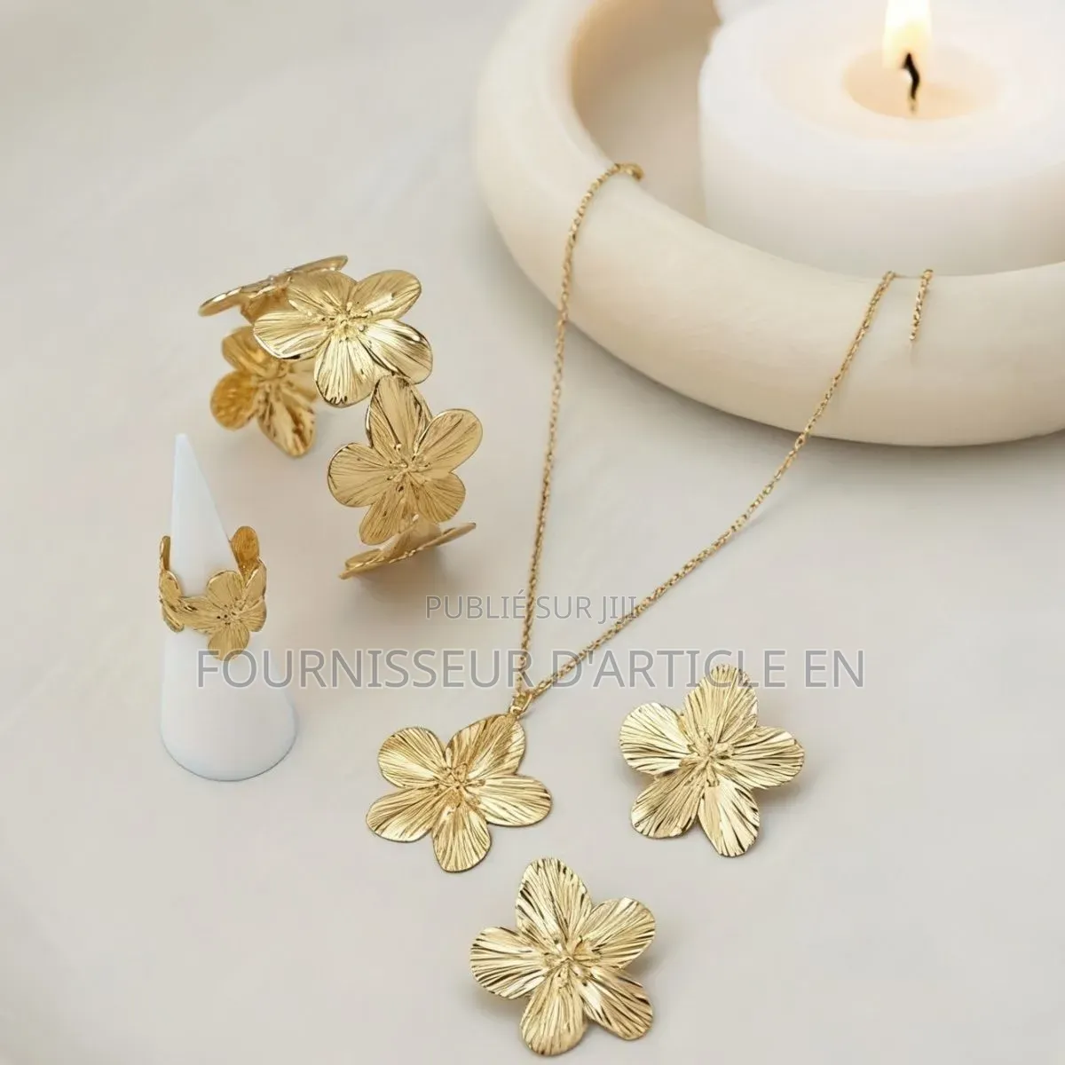 Ensemble De 5 Pièces — Bijoux Fantaisie Sur Le Thème Des Fleurs