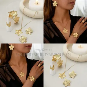 Ensemble De 5 Pièces — Bijoux Fantaisie Sur Le Thème Des Fleurs