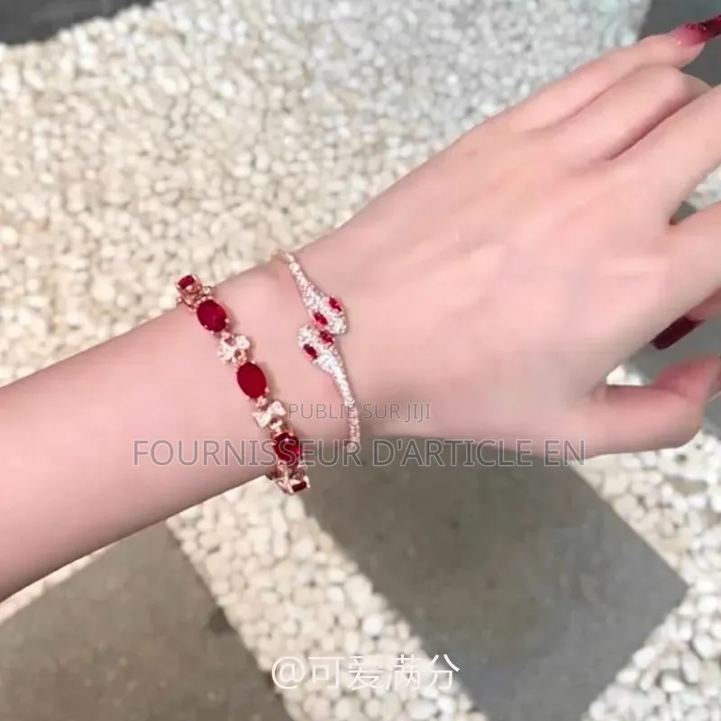 Bracelet « Rose Dans Le Miroir » — Rouge Vif Et Très Scintillant.