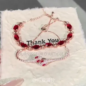 Bracelet « Rose Dans Le Miroir » — Rouge Vif Et Très Scintillant.