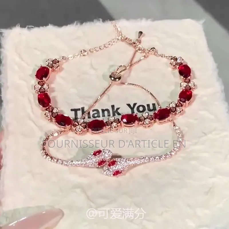 Bracelet « Rose Dans Le Miroir » — Rouge Vif Et Très Scintillant.