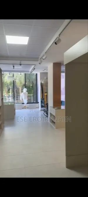 Grand Espace De Bureau Ouvert À Louer.