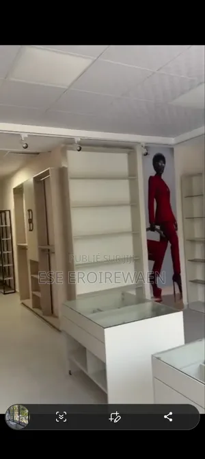 Grand Espace De Bureau Ouvert À Louer.