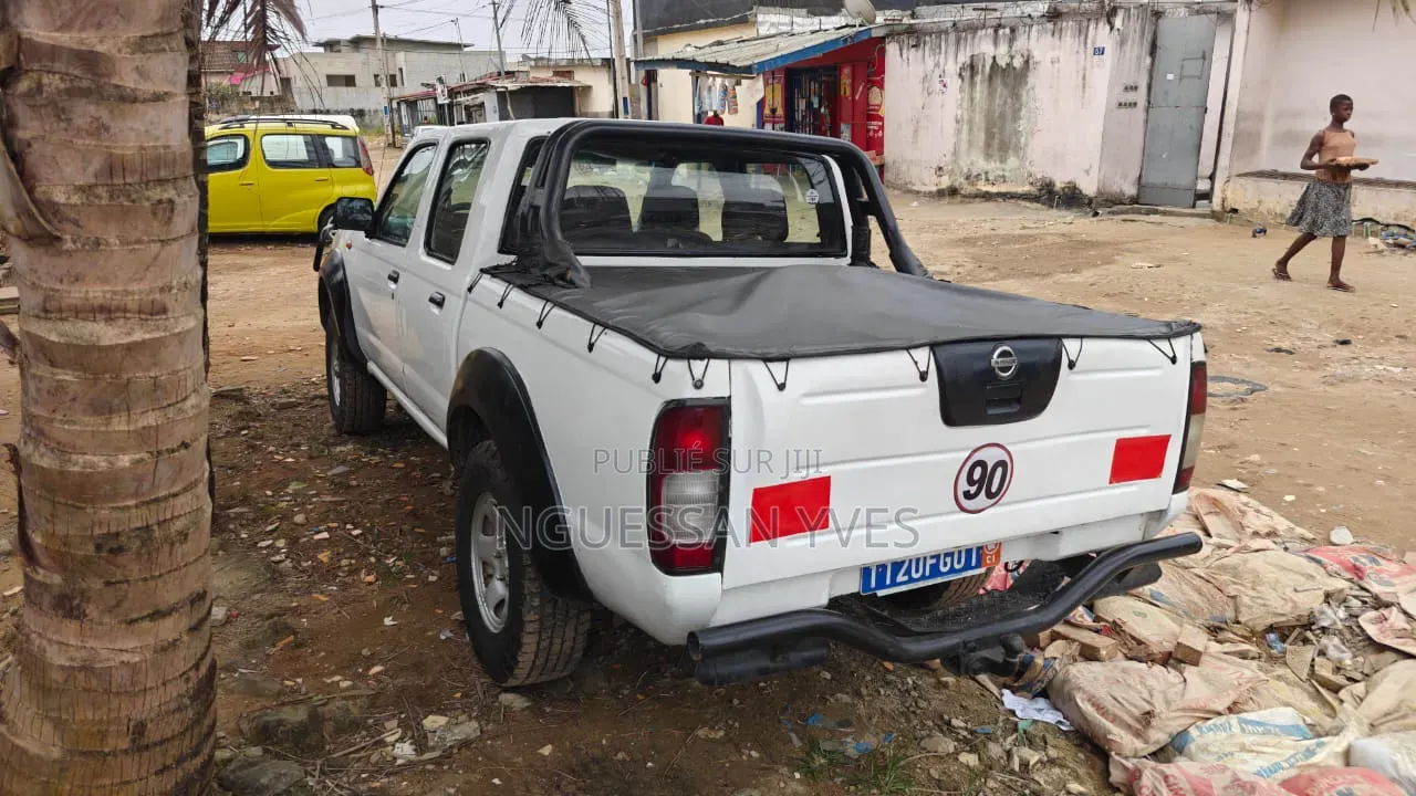 Nissan Hardbody 2010 Blanc