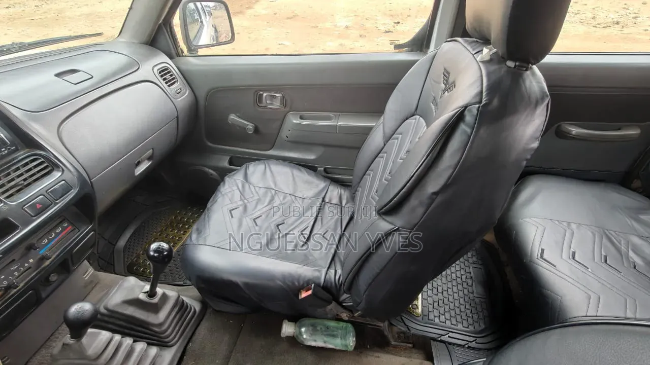 Nissan Hardbody 2010 Blanc