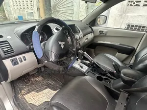 Mitsubishi L200 2014 Gris