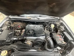Mitsubishi L200 2014 Gris