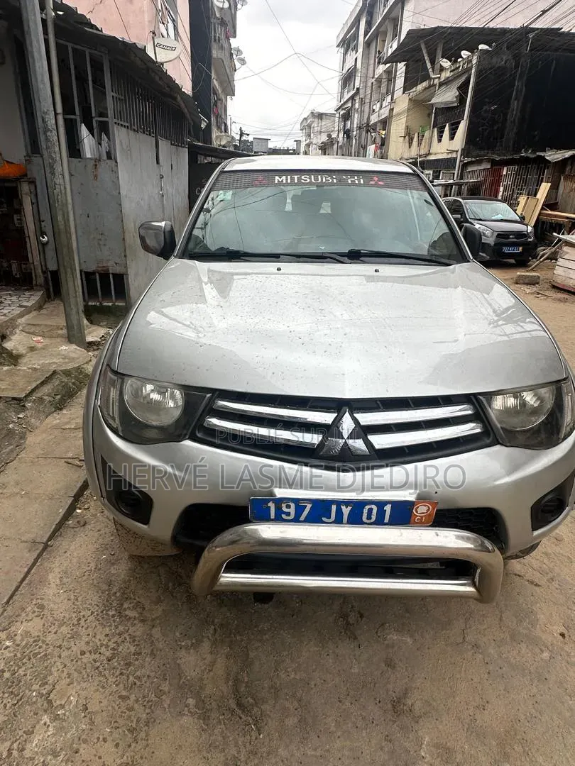 Mitsubishi L200 2014 Gris