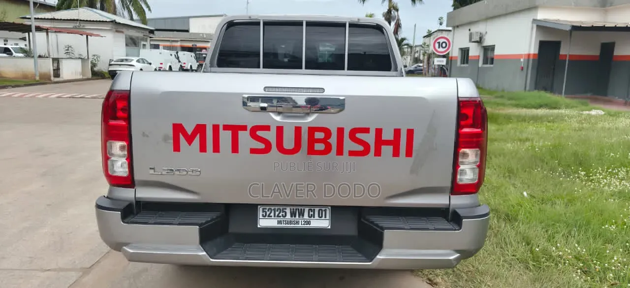 Nouveau Mitsubishi L200 2025 Gris