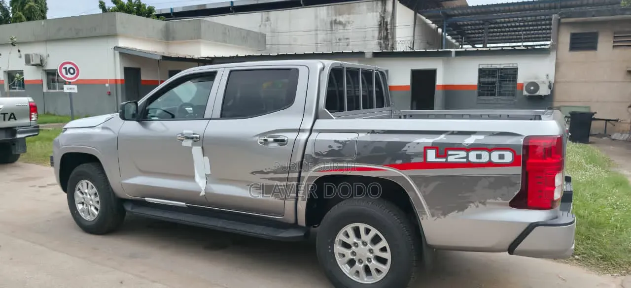 Nouveau Mitsubishi L200 2025 Gris