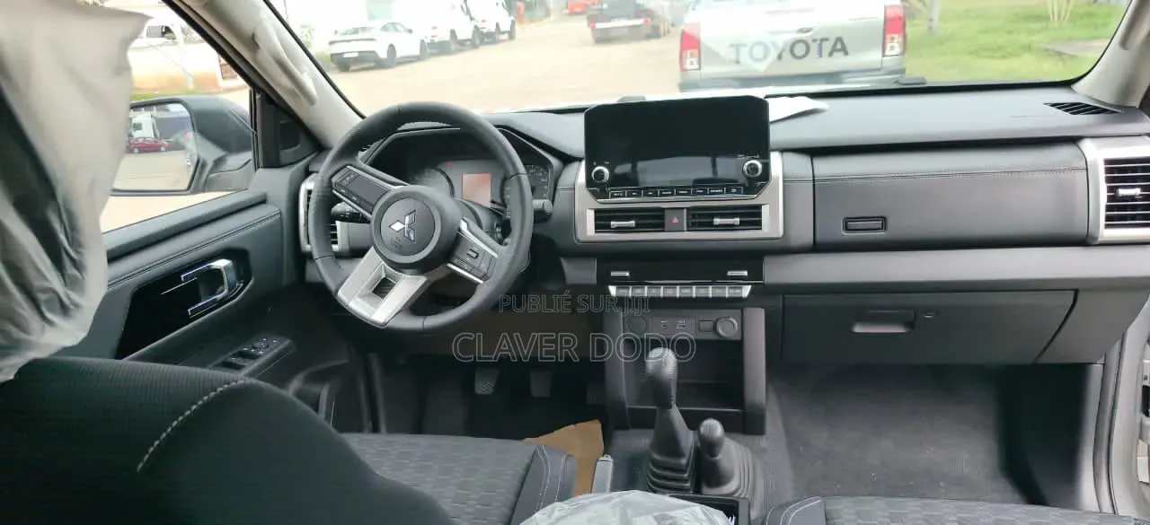 Nouveau Mitsubishi L200 2025 Gris