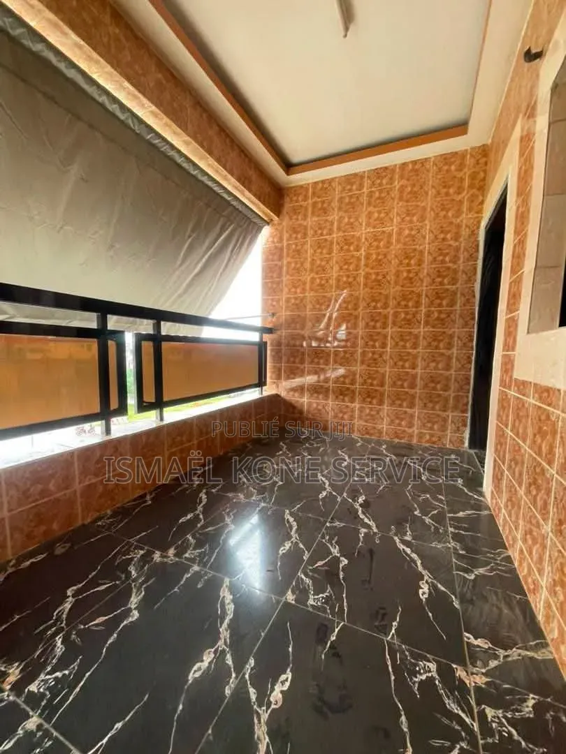 2chbre Appartement dans Ismaël Kone, Cocody à Louer