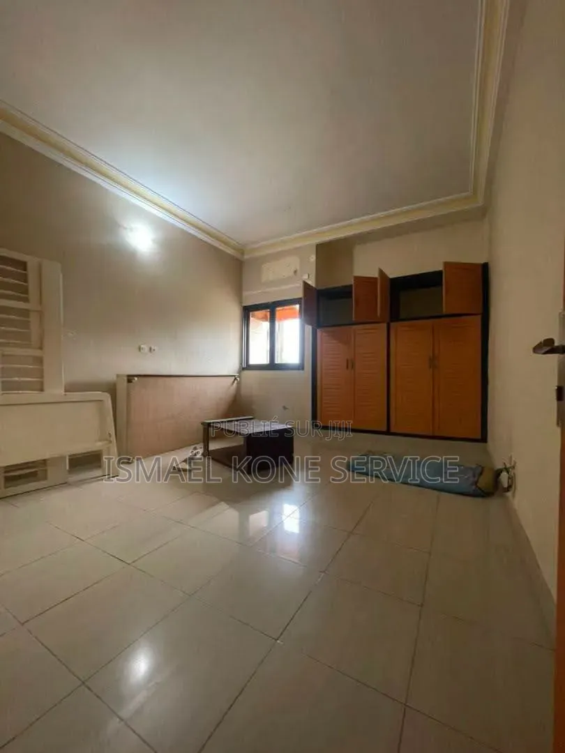 2chbre Appartement dans Ismaël Kone, Cocody à Louer